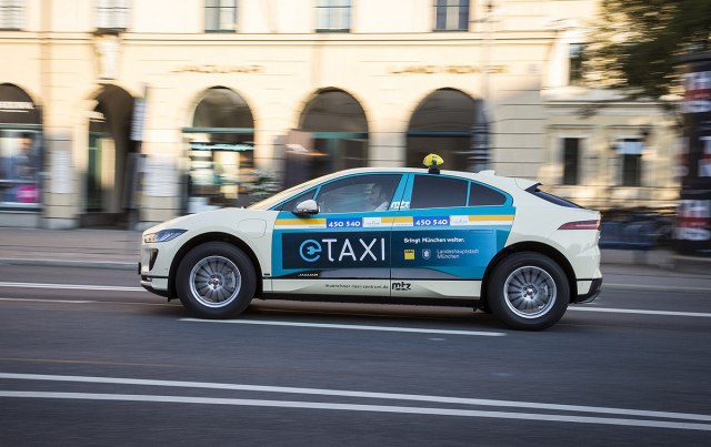 Napadaju Mercedes: Jaguar na struju "taksira" u Minhenu
