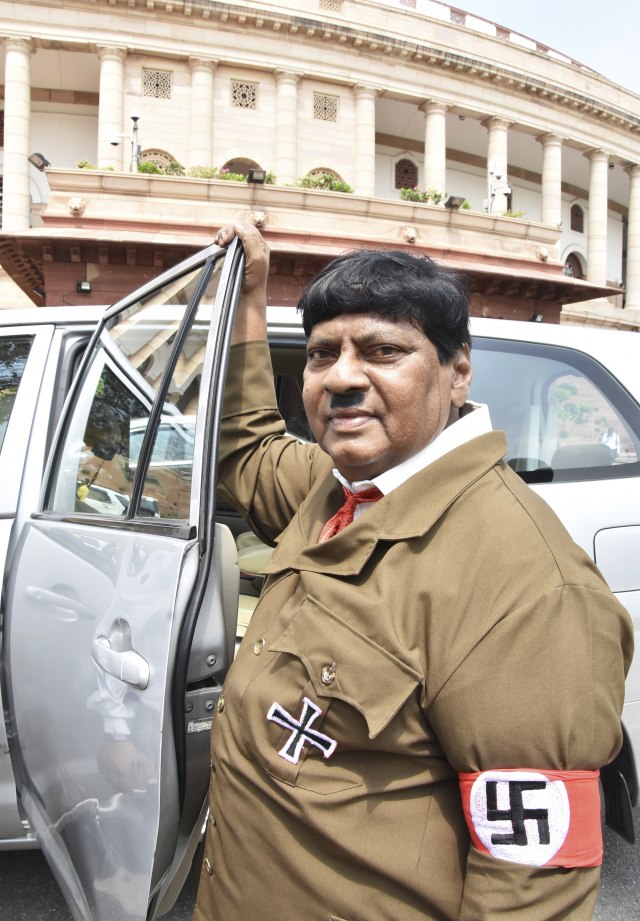 Indijski poslanik došao u parlament obuèen kao Hitler FOTO