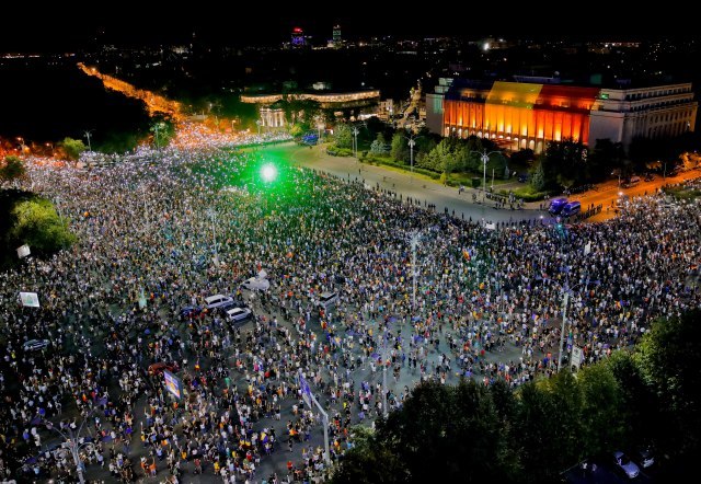 Romania: Thousands protest against government