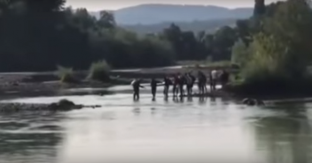 Migrants get stranded on Drina River/VIDEO