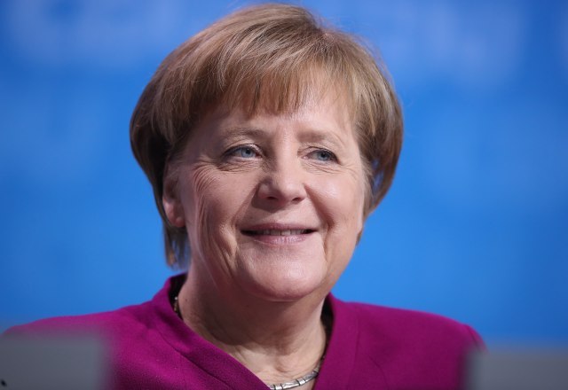 Merkel speaks against "changing borders in Balkans"