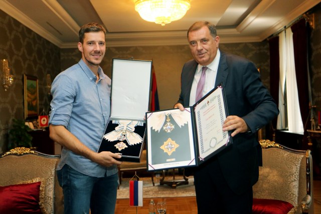 Goran Dragić posetio Igokeu, Dodik ga odlikovao Njegoševim ordenom