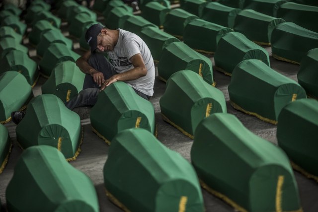 "Nek se ljute, hoæemo istinu o Srebrenici"