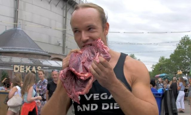 Pojavio se na veganskom festivalu i zubima kidao meso pred svima
