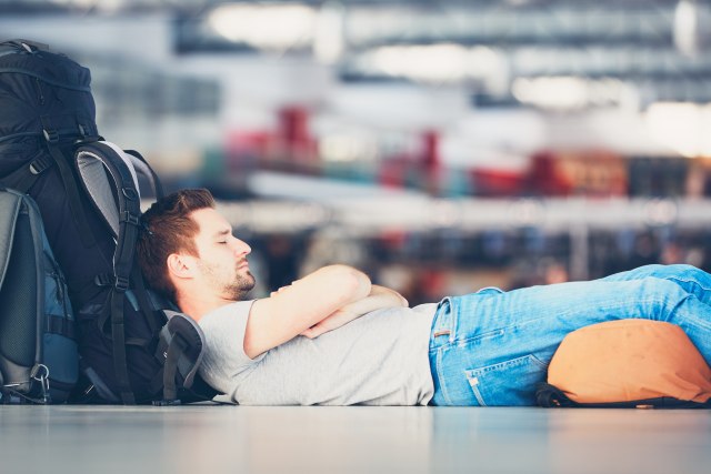 Da li je nepristojno da spavate na aerodromu?