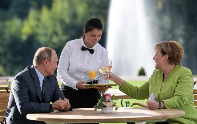 "Dug, ozbiljan i detaljan razgovor Putina i Merkelove"