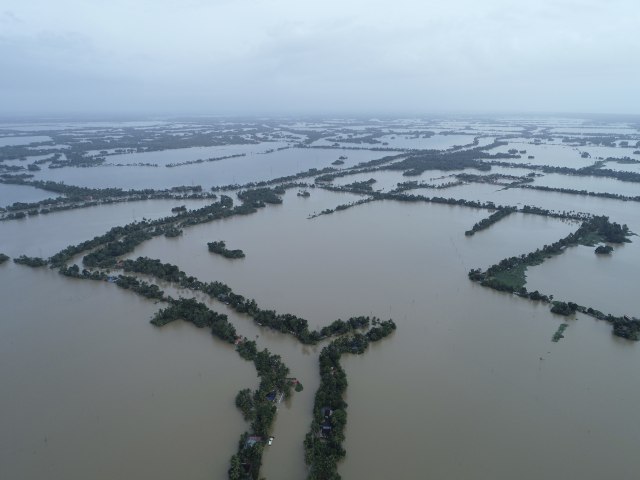 Nezapamæene poplave, više od 350 ljudi poginulo