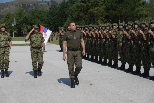 "Ko hoæe nešto da uzme, Vojska Srbije spremna i naoružana"