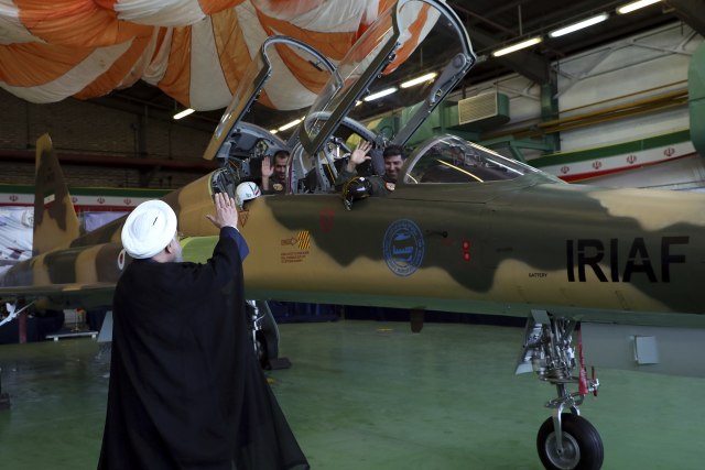 Iran predstavio svoj borbeni avion, Rohani u kokpitu
