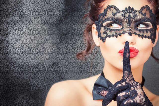 Samo za žene: Ema organizuje tajne zabave pod maskama, a ovo su dva stroga pravila