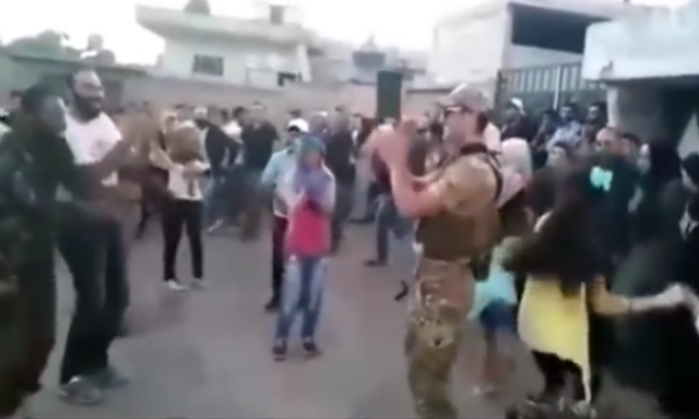 Ruski vojnik zaigrao sa Sirijcima nakon oslobađanja VIDEO