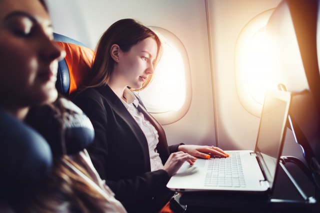 Da li smete da koristite laptop u avionu?