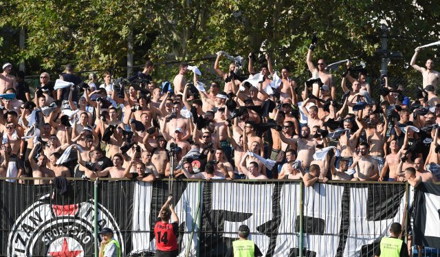 "Grobari" podržali fudbalere na treningu pred duel sa Bešiktašom VIDEO