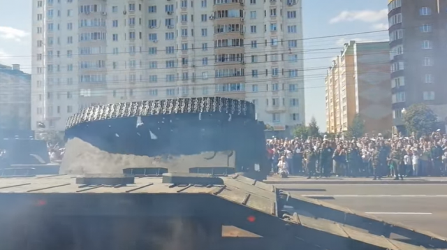 Vojna parada u ruskom gradu, prevrnuo se tenk VIDEO