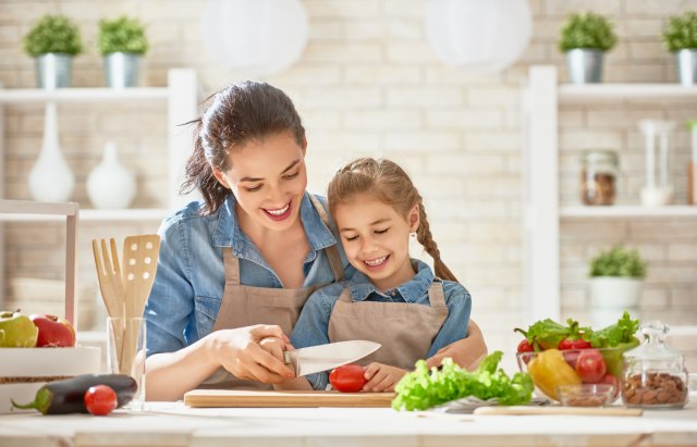 Vaše dete odbija da jede povrće ili voće? Nemojte odustati, probajte neki od sledećih trikova