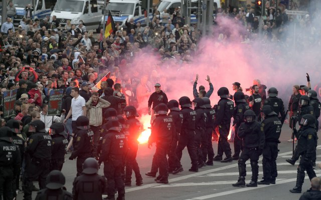 Nemačka: Protest levice i desnice, policija razdvaja VIDEO