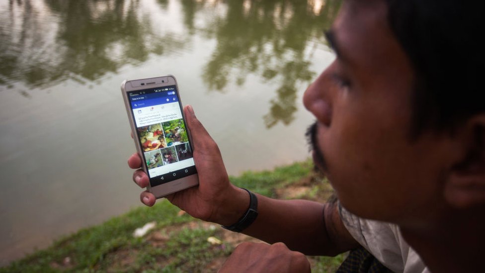 Rohindže u Mjanmaru: Fejsbuk blokirao naèelnika generalštaba
