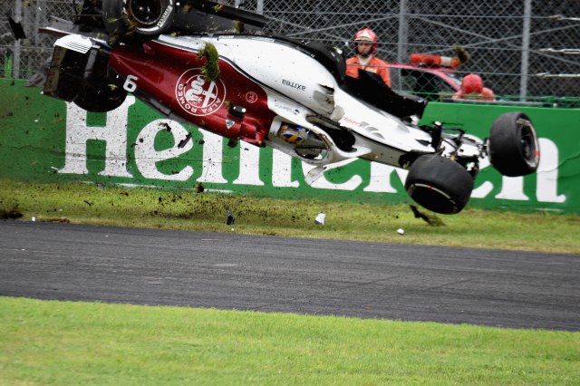 Vozaè F1 nepovreðen u straviènoj nesreæi u Monci VIDEO