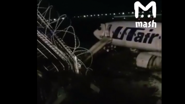 Avion promašio pistu, 18 povređenih FOTO/VIDEO
