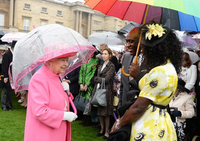 Ovo niste zapazili - kraljica Elizabeta uvek uklapa kišobran uz odeæu