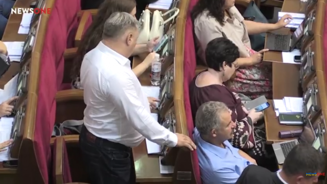 Glasanje u parlamentu, jedan poslanik za petoricu VIDEO