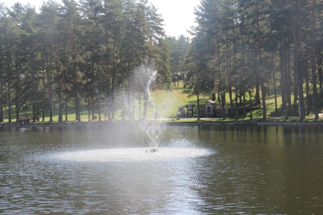 Zlatibor dobio fontanu i to plutajuću / FOTO