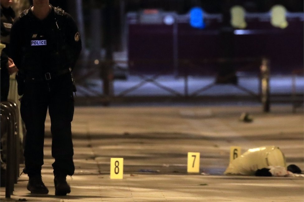 Napad nožem u Parizu, povređeno sedmoro ljudi