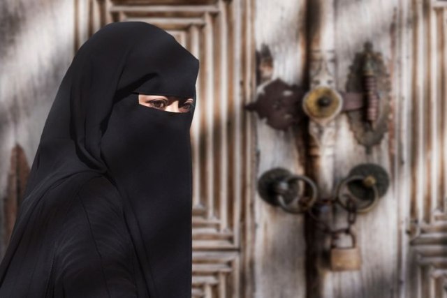Neverovatno: Pet žena u burkama tuklo se na sred ulice VIDEO