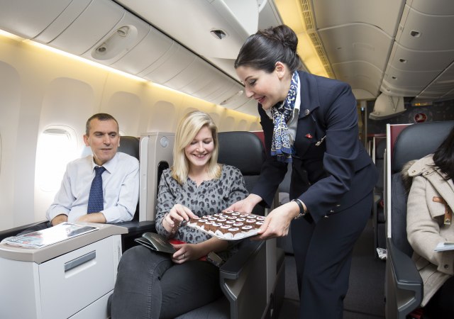 Stjuardese kao sa piste: Avio-kompanija uvela nove uniforme / FOTO