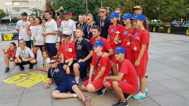 Softbolašice i bejzbolaši predstavljali Srbiju u Sofiji