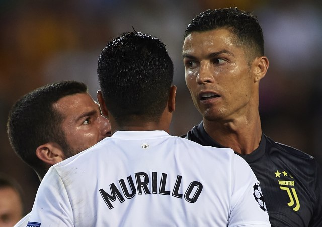 Novi snimak – Ronaldo stvarno pokušao da počupa rivala? VIDEO