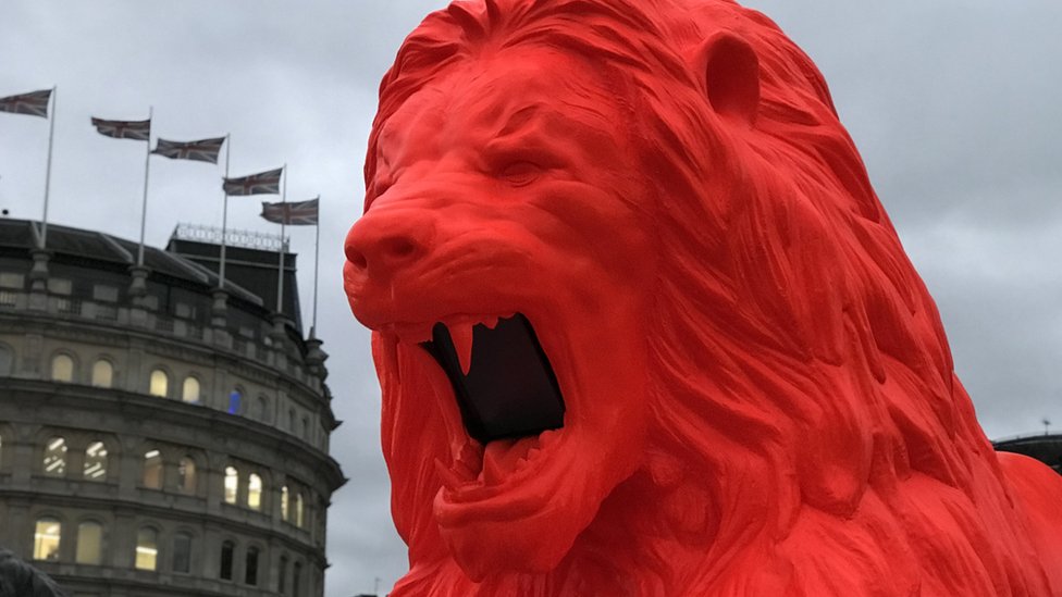 London: lav koji riče poeziju na Trafalgar trgu