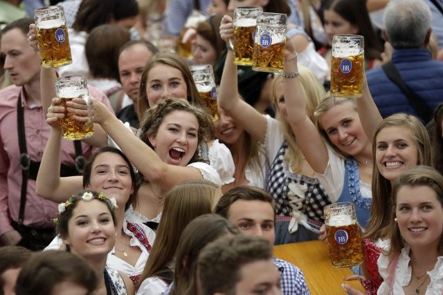 Poèeo Oktoberfest, oèekuje se šest miliona posetilaca FOTO