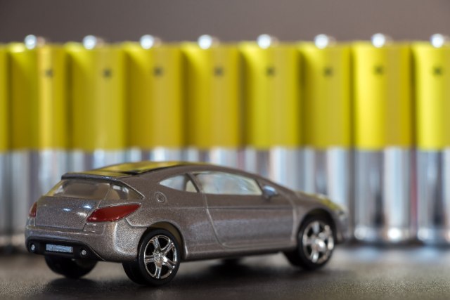 60% automobila starije od 12 godina; ko ima e-kola da ide žutom trakom