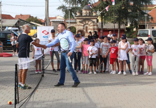 TSS  sa Otvorenom školom tenisa na proslavi Opštine Gračanica