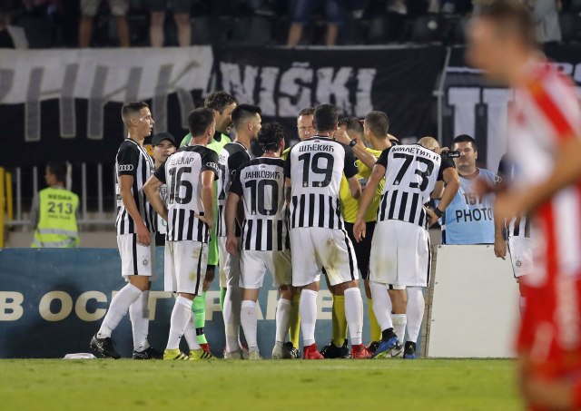 Sumnjiva situacija – da li je lopta prešla liniju kod gola Zvezde?