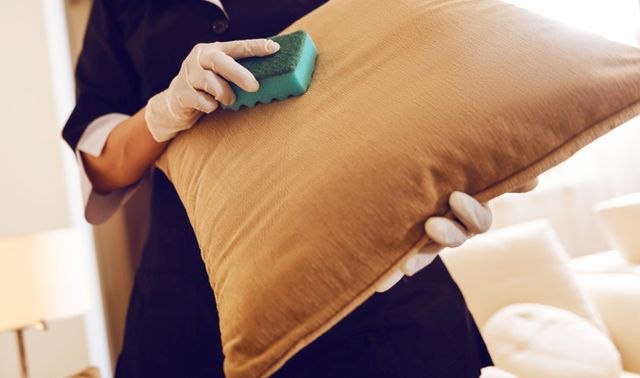 Trik koji je zadivio sve: Evo kako da očistite jastuke u jednom potezu