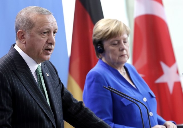 Erdogan: Izručite guleniste; Merkel: Oslobodite Nemce