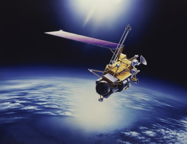 Nauènici upozoravaju: Moguæi sudari satelita iznad Zemlje