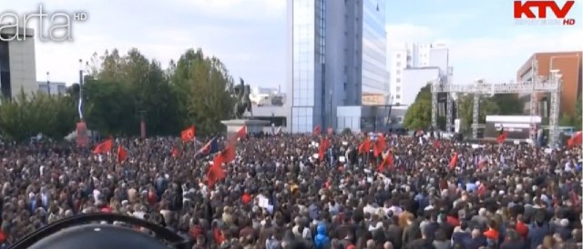 Dok se Taèi "šeta" i "vozi" – hiljade na ulicama Prištine