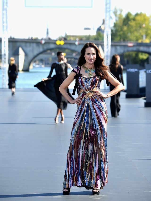 Bivša manekenka oduševila izgledom: Vratila se na pistu u 60. godini