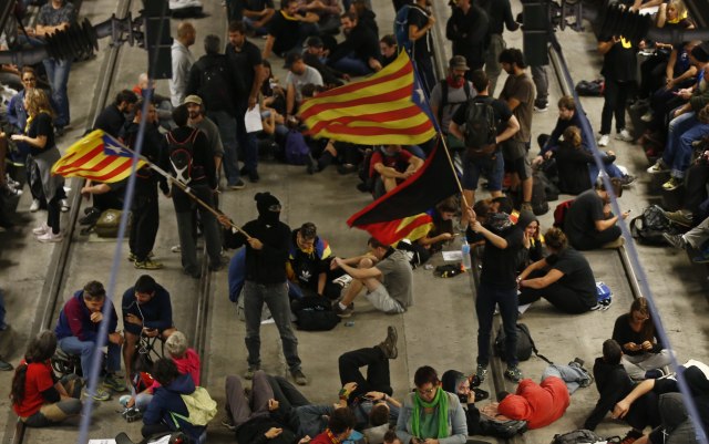 Burno u Kataloniji – blokade, barikade... FOTO