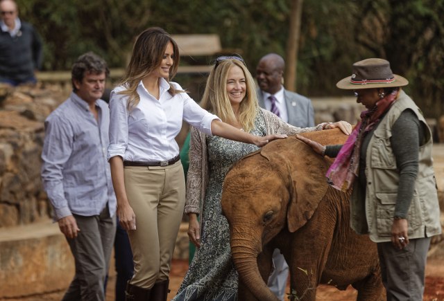 Kako je Melaniju Tramp gurnuo slon VIDEO