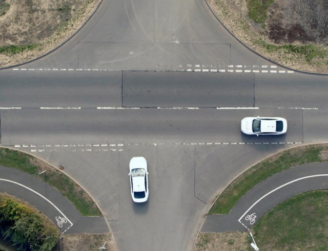 Raskrsnica budućnosti biće bez semafora - i pomalo zastrašujuća VIDEO