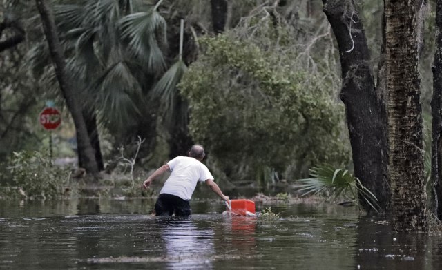 Vanredno na Floridi zbog uragana, dve žrtve, nova pretnja
