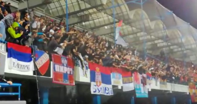 Ovako su navijaèi Srbije proslavili istorijski gol Crnogorcima VIDEO