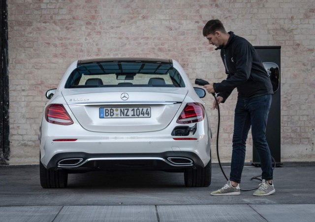 Mercedes predstavo dva nova plug-in hibrida – E300e i E300de
