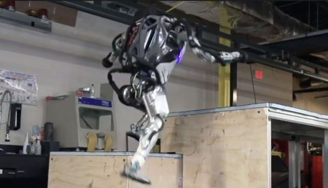 Neverovatan podvig: Robot trèi i preskaèe prepreke VIDEO