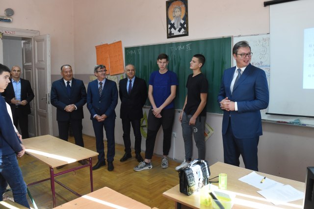 Vučić obišao Zemunsku gimnaziju, najavio rekonstrukciju