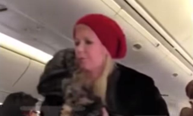 Holivudska glumica izbačena iz aviona VIDEO